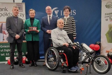 BS w Gnieźnie współfinansował zakup elektrycznego wózka inwalidzkiego